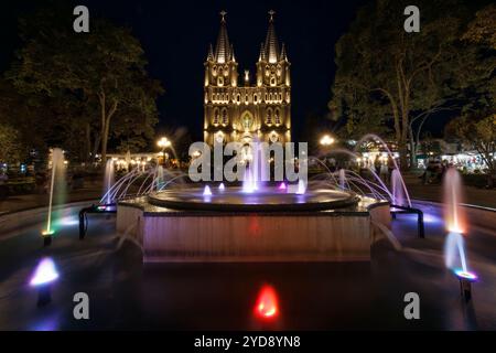 Plaza El Libertador und die Basilika der Unbefleckten Empfängnis in Jardin, Kolumbien Stockfoto