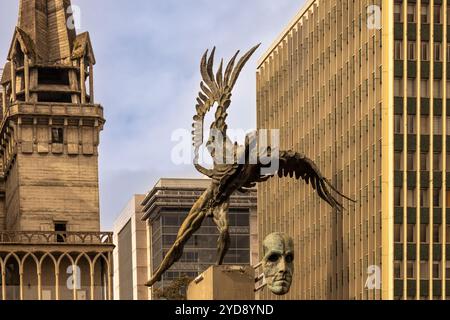 Plaza de Bolívar, mit dem Bolívar Cóndor und der Kathedrale Basílica de Nuestra Señora del Rosario de Manizales in der Stadt Manizales in Kolumbien Stockfoto