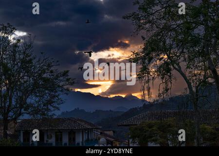 Die Sonne untergeht in den Hügeln um die charmante Kolonialstadt Jardin, Kolumbien. Stockfoto