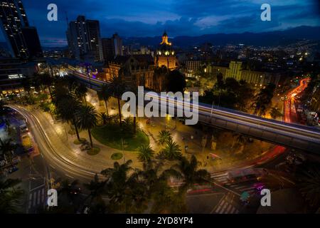 Blick auf Plaza Botero und das berühmte U-Bahn-System bei Nacht, Medellin, Kolumbien. Die U-Bahn umfasst Straßenzüge und sogar Seilbahnen Stockfoto