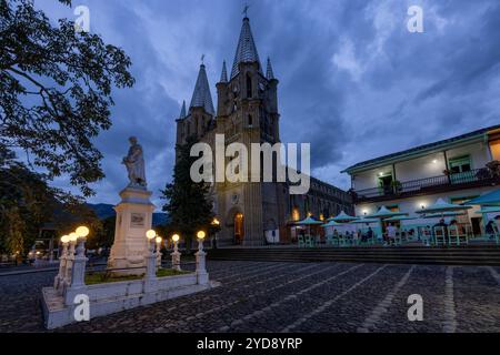 Plaza El Libertador und die Basilika der Unbefleckten Empfängnis in Jardin, Kolumbien Stockfoto