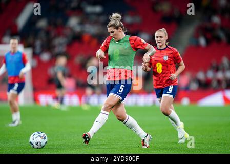 Die Engländer Millie Bright (links) und Georgia Stanway während des Aufwärmens vor dem internationalen Freundschaftsspiel im Wembley Stadium, London. Bilddatum: Freitag, 25. Oktober 2024. Stockfoto