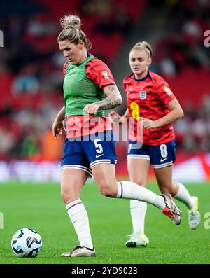 Die Engländer Millie Bright (links) und Georgia Stanway während des Aufwärmens vor dem internationalen Freundschaftsspiel im Wembley Stadium, London. Bilddatum: Freitag, 25. Oktober 2024. Stockfoto