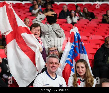 England Fans beim Internationalen Freundschaftsspiel England Frauen gegen Deutschland Frauen im Wembley Stadium, London, Großbritannien, 25. Oktober 2024 (Foto: Izzy Poles/News Images) Stockfoto