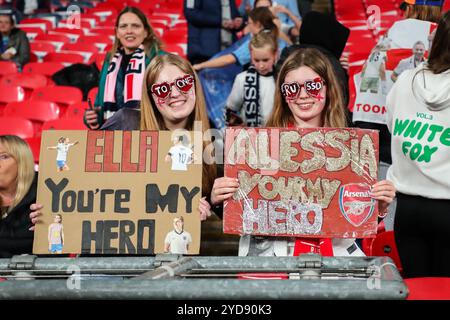 London, Großbritannien. Oktober 2024. England Fans mit Schildern während des Internationalen Freundschaftsspiels England Frauen gegen Deutschland Frauen im Wembley Stadium, London, Großbritannien, 25. Oktober 2024 (Foto: Izzy Poles/News Images) in London, Großbritannien am 25.10.2024. (Foto: Izzy Poles/News Images/SIPA USA) Credit: SIPA USA/Alamy Live News Stockfoto