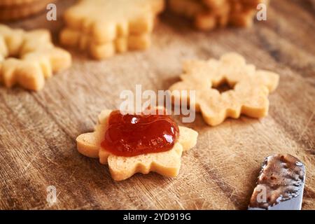 Hausgemachte Linzer Weihnachtskekse in Sternform mit Erdbeermarmelade Stockfoto