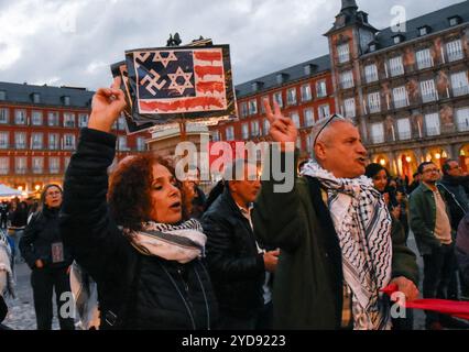 Madrid, Madrid, SPANIEN. Oktober 2024. Globale Aktion auf der Plaza Mayor von Madrid gegen den Völkermord in Gaza (Credit Image: © Richard Zubelzu/ZUMA Press Wire) NUR REDAKTIONELLE VERWENDUNG! Nicht für kommerzielle ZWECKE! Quelle: ZUMA Press, Inc./Alamy Live News Stockfoto