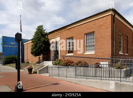 19. September 2024, Lenoir City, TN: U.S. Post Office an der Main Street. Diagonale Vorderansicht. Stockfoto