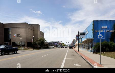 19. September 2024, Lenoir City, TN: Sreetscape View of Downtown mit Lenoir City Schools and Lanham Furniture Building. Stockfoto