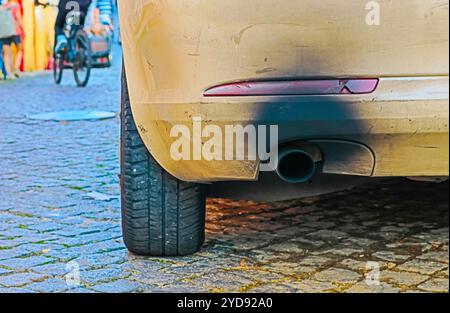 Starke Verschmutzung durch Dieselruß am Auspuffrohr Stockfoto