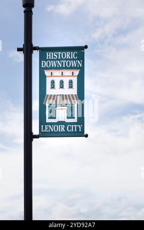 19. September 2024, Lenoir City, TN: Isolierte Ansicht des Flaggenschildes am Lichtmast, „Historic Downtown Lenoir City“. Stockfoto