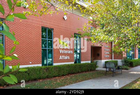 19. September 2024, Lenoir City, TN: Diagonale Vorderansicht des Gebäudes, in dem sich Loudon County Veterans Affairs und das Careeer Center befinden. Nahaufnahme mit Foliag Stockfoto