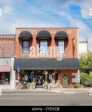 September 2024, Lenoir City, TN: Sadie's Boutique am Broadway (Hauptstraße). Axiale Vorderansicht. Stockfoto