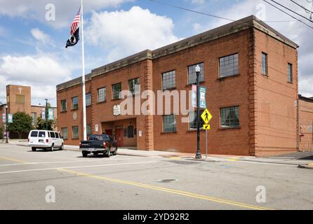 19. September 2024, Lenoir City, TN: Das war Memorial Building von 1851 beherbergt die amerikanische Legion. Broadway St. in der Innenstadt. Diagonale Vorderansicht. Stockfoto
