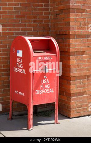 19. September 2024, Lenoir City, TN: Ein Bürgersteig-Briefkasten, der als Auffangbehälter für unerwünschte amerikanische Flaggen vor dem Gebäude der American Legion umgewandelt wurde. Stockfoto