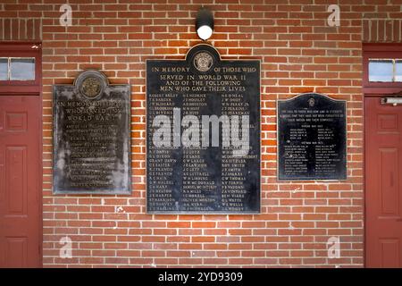 19. September 2024, Lenoir City, TN: Close up View of Wall am Eingang zur American Legion, mit drei Gedenktafeln an US-Kriege. Stockfoto