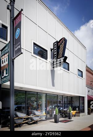 September 2024, Lenoir City, TN: J.K. Wilburn True Value Hardware in Downtown. Diagonalansicht mit montiertem Schild für den Hardware-Shop. Fensteransicht auf i Stockfoto
