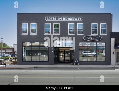 19. September 2024, Lenoir City, TN: Axiale Vorderansicht der Lofts am Broadway, auch mit Spa Tranquility und Wellnes, The Social Cycle Bik Stockfoto