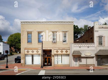 September 2024, Lenoir City, TN: 1906 Commercial Building am Broadway beherbergt die Apex Construction Group. Auf der rechten Seite befindet sich Advantage Title Services. Stockfoto