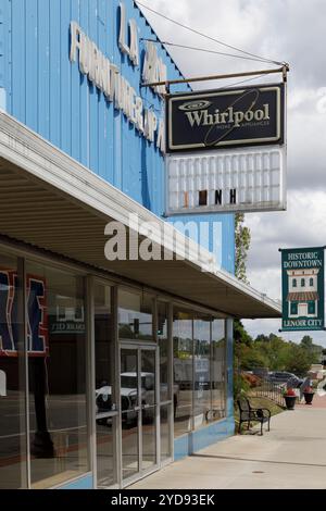 19. September 2024, Lenoir City, TN: Lanham Furniture Co., diagonale Vorderansicht mit Schild für Whirlpool-Geräte vor dem Gebäude. Anzeige W Stockfoto