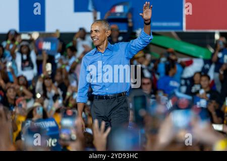 Der ehemalige Präsident Barack Obama nimmt am Donnerstag, 24. Harris wurde von prominenten Gästen, dem Schauspieler Samuel L., begleitet Stockfoto