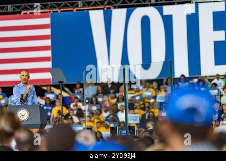 Der ehemalige Präsident Barack Obama nimmt am Donnerstag, 24. Harris wurde von prominenten Gästen, dem Schauspieler Samuel L., begleitet Stockfoto