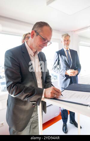 Vlissingen, Niederlande. Oktober 2024. Elia CEO Transmission Belgium Frederic Dunon unterzeichnet eine grüne Kreditfazilität für die Realisierung des Projekts Princess Elisabeth Island während eines Besuchs von Elia auf der Baustelle der Energieinsel „Princess Elisabeth Island“ in Vlissingen, Niederlande, Freitag, den 25. Oktober 2024. BELGA PHOTO JONAS ROOSENS Credit: Belga News Agency/Alamy Live News Stockfoto