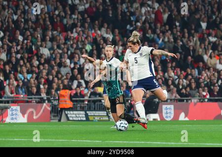 London, Großbritannien. Oktober 2024. Millie Bright aus England trifft Linda Dallmann aus Deutschland in der 18-Yard-Box während des Internationalen Freundschaftsspiels England Women vs Germany Women im Wembley Stadium, London, Großbritannien, 25. Oktober 2024 (Foto: Izzy Poles/News Images) in London, Großbritannien am 25.10.2024. (Foto: Izzy Poles/News Images/SIPA USA) Credit: SIPA USA/Alamy Live News Stockfoto