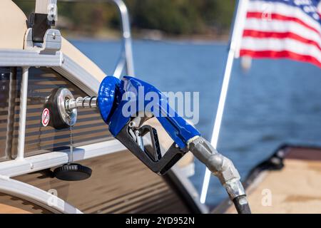 Boot betankt am Yachthafen. Gaspumpendüse füllt Ponton Party Boot Kraftstofftank. Stockfoto