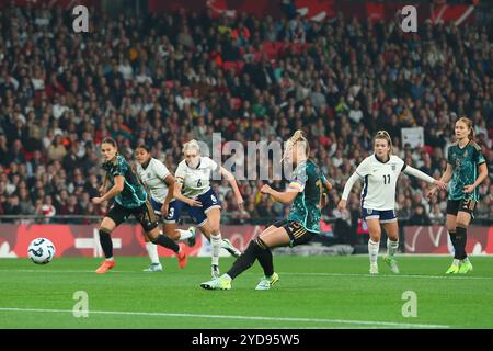 Wembley Stadium, London, Großbritannien. Oktober 2024. Fußball-Freundschaft für Frauen, England gegen Deutschland; Giulia Gwinn aus Deutschland erzielt in der 4. Minute ein Elfmeterschießen zum 0:1. Beschreibung: Action Plus Sports/Alamy Live News Stockfoto