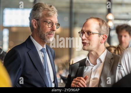 Vlissingen, Niederlande. Oktober 2024. Robert de Groot (L), Vizepräsident der Europäischen Investitionsbank, und Frederic Dunon, CEO von Elia Transmission Belgium, fotografierten vor einem Besuch der Baustelle der Energieinsel „Prinzessin Elisabeth Island“ von Elia in Vlissingen, Niederlande, am Freitag, den 25. Oktober 2024. BELGA PHOTO JONAS ROOSENS Credit: Belga News Agency/Alamy Live News Stockfoto