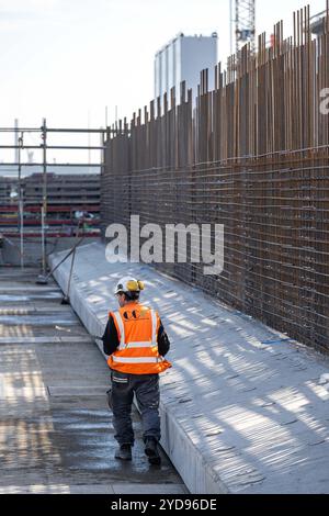 Vlissingen, Niederlande. Oktober 2024. Die Bautätigkeit wird bei einem Besuch der Baustelle der Energieinsel „Prinzessin Elisabeth Island“ von Elia in Vlissingen, Niederlande, am Freitag, den 25. Oktober 2024, beobachtet. BELGA PHOTO JONAS ROOSENS Credit: Belga News Agency/Alamy Live News Stockfoto