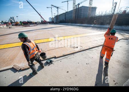 Vlissingen, Niederlande. Oktober 2024. Die Bautätigkeit wird bei einem Besuch der Baustelle der Energieinsel „Prinzessin Elisabeth Island“ von Elia in Vlissingen, Niederlande, am Freitag, den 25. Oktober 2024, beobachtet. BELGA PHOTO JONAS ROOSENS Credit: Belga News Agency/Alamy Live News Stockfoto