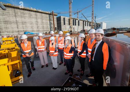 Vlissingen, Niederlande. Oktober 2024. Dignitariespose für den Fotografen während eines Besuchs auf der Baustelle der Energieinsel „Prinzessin Elisabeth Island“ von Elia in Vlissingen, Niederlande, Freitag, den 25. Oktober 2024. BELGA PHOTO JONAS ROOSENS Credit: Belga News Agency/Alamy Live News Stockfoto