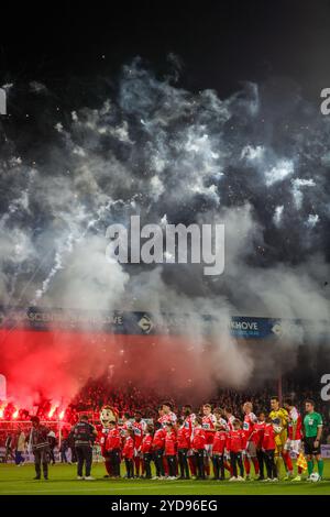 Kortrijk, Belgien. Oktober 2024. Beginn eines Fußballspiels zwischen KV Kortrijk und Beerschot VA am Freitag, 25. Oktober 2024 in Kortrijk, am 12. Tag der Saison 2024-2025 der ersten Liga der „Jupiler Pro League“ der belgischen Meisterschaft. BELGA PHOTO VIRGINIE LEFOUR Credit: Belga News Agency/Alamy Live News Stockfoto