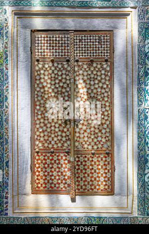 Türen mit Perlmutt-Inlayin in Harem des Topkapi-Palastes, Istanbul Stockfoto