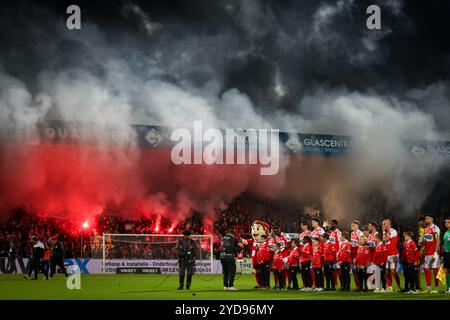 Kortrijk, Belgien. Oktober 2024. Beginn eines Fußballspiels zwischen KV Kortrijk und Beerschot VA am Freitag, 25. Oktober 2024 in Kortrijk, am 12. Tag der Saison 2024-2025 der ersten Liga der „Jupiler Pro League“ der belgischen Meisterschaft. BELGA PHOTO VIRGINIE LEFOUR Credit: Belga News Agency/Alamy Live News Stockfoto