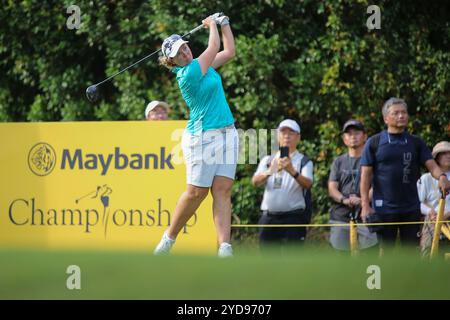 Kuala Lumpur, Malaysia. Oktober 2024. Ashleigh Buhai aus Südafrika spielt ihren Schuss vom 3. Abschlag während der ersten Runde der Maybank Championship 2024 auf dem Kuala Lumpur Golf & Country Club Golfplatz in Kuala Lumpur. Die renommierte Maybank Championship kehrt zum zweiten Mal in Folge mit brüllendem Geist zurück. 78 Spieler kämpfen vom 24. Bis 27. Oktober 2024 im Kuala Lumpur Golf & Country Club um die Tiger Trophy. Quelle: SOPA Images Limited/Alamy Live News Stockfoto