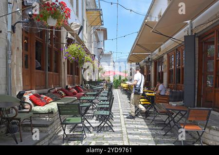 Gjirokaster, Albanien - 4. Juni 2024. Eine Bar im Gjirokaster Basar, einem historischen Marktplatz, der für seine gut erhaltene osmanische Architektur bekannt ist. Stockfoto