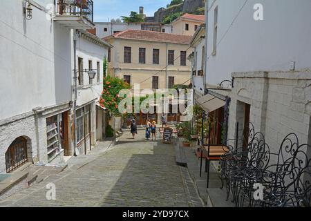 Gjirokaster, Albanien - 4. Juni 2024. Eine ruhige Seitenstraße im Gjirokaster Basar, einem historischen Marktplatz, der für gut erhaltene osmanische Architektur bekannt ist Stockfoto