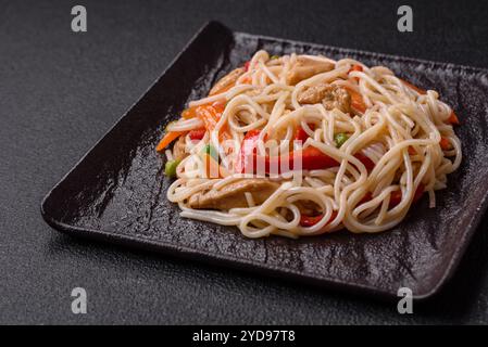 Leckere Reisnudeln oder Udon mit Huhn Stockfoto