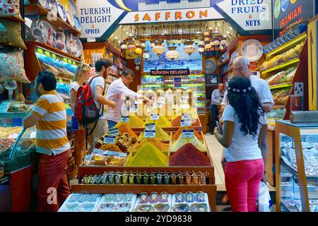 ISTANBUL, Türkei - 16. Juli 2014: Ein lebhafter Handel im Shop im ägyptischen (Gewürz)-Basar von Istanbul. Turkei Stockfoto