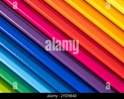 Die Anordnung von Farbstiften in einer diagonalen Reihe. Stockfoto