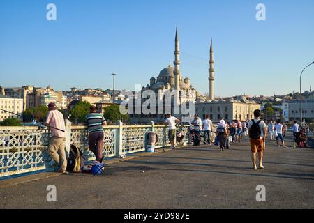 Ein Fischer auf der Galata-Brücke vor der Neuen Moschee in Istanbul Stockfoto