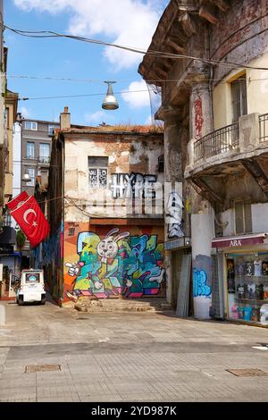 Das alte Gebäude mit modernem Graffiti-Bild auf der Istiklal Avenue, Istanbul Stockfoto