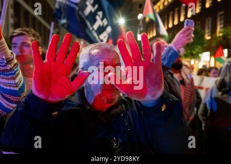 Rom, Rm, Italien. Oktober 2024. Bürger und Aktivisten kommen zusammen, um an einer Kundgebung zur Unterstützung Palästinas vor der US-Botschaft teilzunehmen. Die Polizei blockiert den Zugang. Die Demonstranten beflecken ihre Hände mit roter Farbe. (Kreditbild: © Marco Di Gianvito/ZUMA Press Wire) NUR REDAKTIONELLE VERWENDUNG! Nicht für kommerzielle ZWECKE! Stockfoto