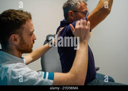 Physiotherapiezentrum, spezialisiert auf Schulterpathologie vor oder nach der Operation. Schulterrehabilitation. Suchen Sie nach dem Triggerpunkt. Schmerzpunkt, Kontraktion, Knoten. Physiotherapiepraxis 016816 046 Stockfoto