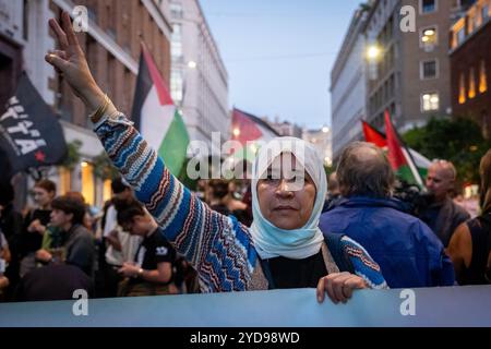 Rom, Rm, Italien. Oktober 2024. Bürger und Aktivisten kommen zusammen, um an einer Kundgebung zur Unterstützung Palästinas vor der US-Botschaft teilzunehmen. Die Polizei blockiert den Zugang. (Kreditbild: © Marco Di Gianvito/ZUMA Press Wire) NUR REDAKTIONELLE VERWENDUNG! Nicht für kommerzielle ZWECKE! Stockfoto