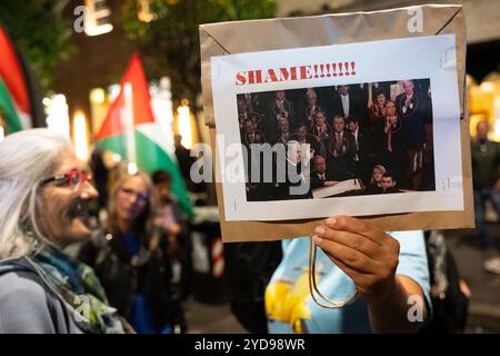 Rom, Rm, Italien. Oktober 2024. Bürger und Aktivisten kommen zusammen, um an einer Kundgebung zur Unterstützung Palästinas vor der US-Botschaft teilzunehmen. Die Polizei blockiert den Zugang. (Kreditbild: © Marco Di Gianvito/ZUMA Press Wire) NUR REDAKTIONELLE VERWENDUNG! Nicht für kommerzielle ZWECKE! Stockfoto