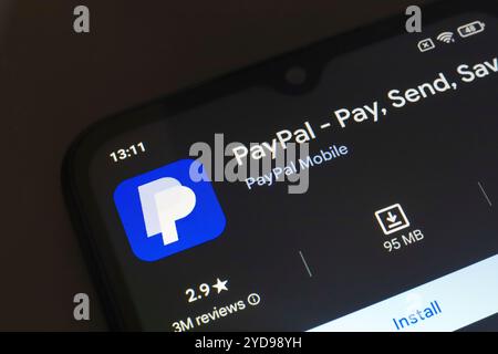 25. Oktober 2024, Brasilien. In dieser Abbildung wird das Logo der PayPal-App auf einem Smartphone-Bildschirm angezeigt Stockfoto